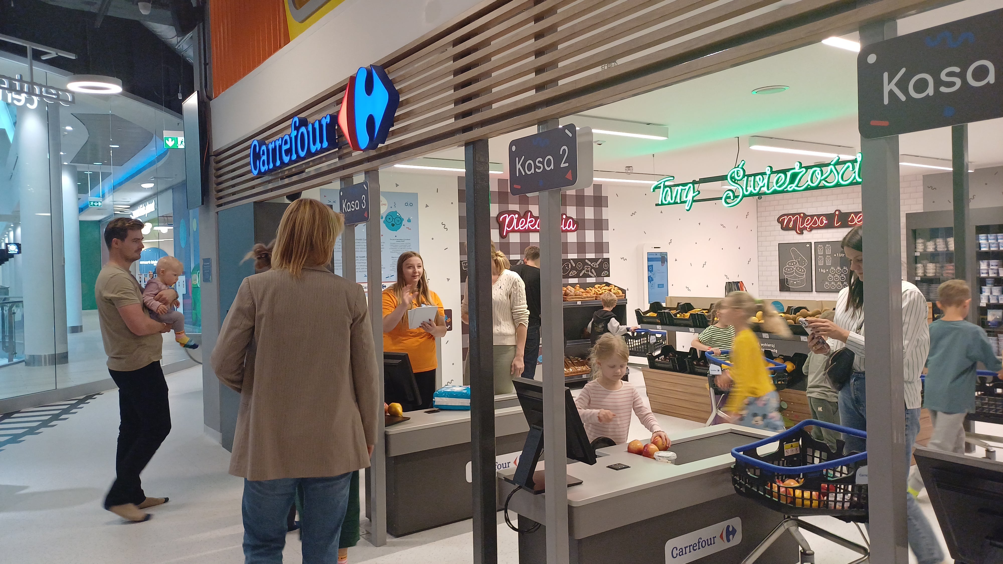 Here, only children will shop - Carrefour opened an innovative kids-shop of the future in Krakow.